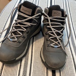 Columbia Women’s Ankle-Covering Hiking Boots. Sz 9